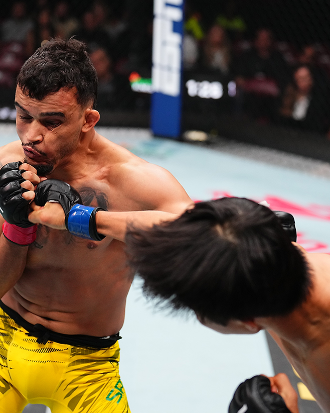 Road to UFC 시즌1 페더급 토너먼트 우승자 이정영이 2025년 5월 캐나다 퀘벡주 몬트리올 벨 센터 UFC 315 제2경기에서 UFC 밴텀급 2승 1패 다니에우 구스타부 곤자가 산투스를 때리고 있다. 사진=TKO