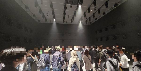 13일 오사카 만국박람회(엑스포)가 열리는 유메시마섬에 마련된 한국 전시관(파빌리온) 1관에서 AI(인공지능)를 활용한 공연이 펼쳐지는 모습. /사진 = 오진영 기자