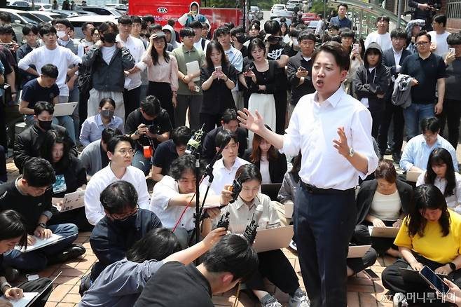 이준석 개혁신당 대통령 후보가 13일 대구 북구 경북대를 찾아 학생들과 점심 식사를 앞두고 복지관 앞에서 발언하고 있다. 2025.5.13/사진=뉴스1 /사진=(대구=뉴스1) 공정식 기자