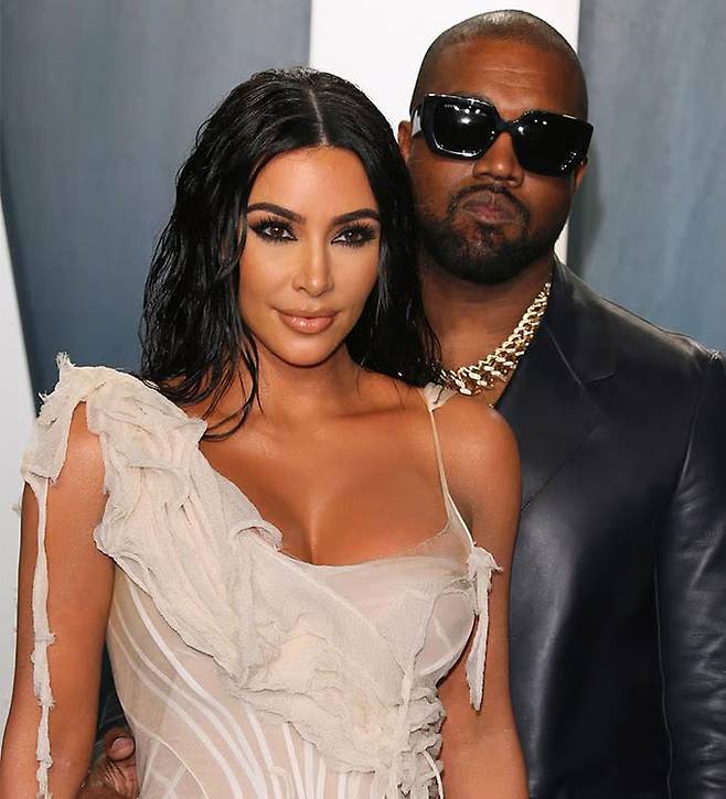 2016년 파리 패션위크 참석차 프랑스 파리를 찾았던 할리우드 스타 킴 카다시안(왼쪽)이 강도 습격을 받아 전 남편인 래퍼 카니예 웨스트(개명 후 예·오른쪽)가 선물한 400만달러(한화 약 56억원) 상당의 약혼반지 등 총 1000만달러(한화 약 141억원) 가치의 귀금속을 도난당했다. 카다시안은 13일(현지시간) 해당 강도 사건에 관한 재판에 참석해 피해 사실을 밝혔다./AFPBBNews=뉴스1