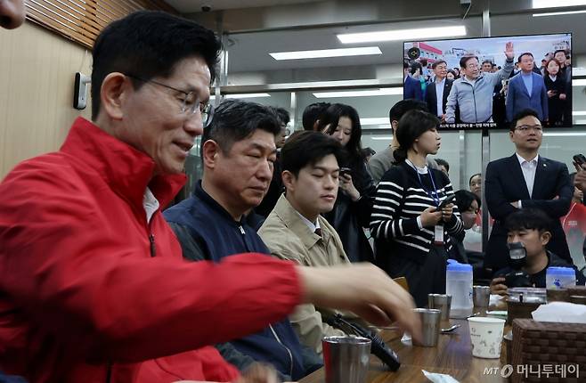 제21대 대통령 선거 공식 선거운동이 시작된 12일 새벽 서울 송파구 양재대로 가락시장에서 김문수 국민의힘 대선 후보가 상인들과 아침식사를 준비하는 가운데 식당에 진열된 텔레비전으로 이재명 더불어민주당 대선 후보 뉴스가 송출되고 있다. 2025.5.12/사진=뉴스1 /사진=(서울=뉴스1) 이동해 기자