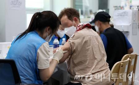 지난해 6월 서울역 인근 다시서기 종합지원센터 부속 의원에서 쪽방촌 주민들을 대상으로 무료 대상포진 예방접종이 진행되고 있다. /사진=[서울=뉴시스] 김선웅 기자