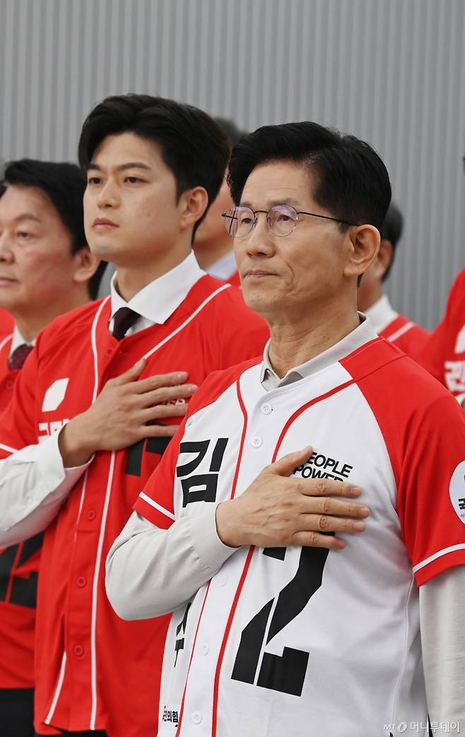 [서울=뉴시스] 조성봉 기자 =김문수 국민의힘 대선 후보와 국민의힘 비상대책위원장으로 내정된 김용태 의원이 12일 오전 서울 영등포구 여의도 국민의힘 중앙당사에서 열린 중앙선대위 임명장 수여식에서 국민의례를 하고 있다.(공동취재)  2025.05.12. photo@newsis.com /사진=조성봉