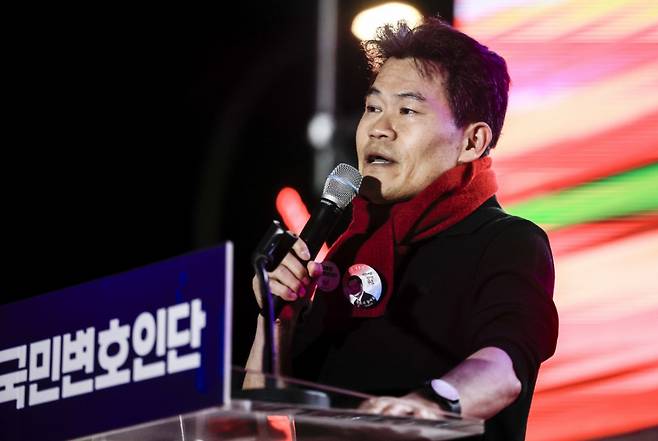 전한길 한국사 강사가 지난 2월13일 서울 중구 청계광장에서 열린 윤석열 대통령 국민변호인단 출범식에서 연설을 하고 있다. /사진=뉴시스