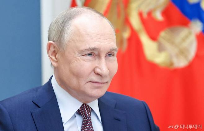 블라디미르 푸틴 러시아 대통령이 13일(현지시간) 모스크바에서 공공기관 ‘델로바야 로시야’와 회의서 “외국 기업들이 러시아 시장을 떠날 때 우리에게 무례하고 모욕적으로 행동한 사람들은 멀리할 것이다”고 밝히고 있다./AFPBBNews=뉴스1