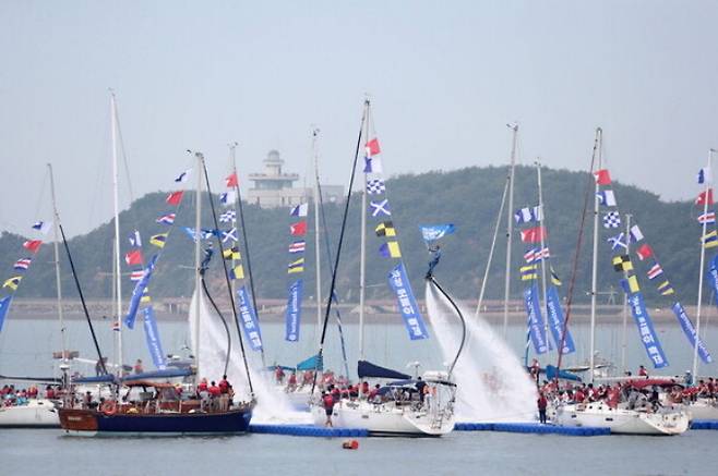 화성 뱃놀이 축제 참여자들이 요트 승선 체험을 즐기고 있다. /사진제공=화성특례시