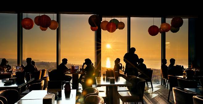 제주 드림타워 리조트가 최성수기가 아닌 4월과 5월에 역대 최다 고객 수 증가율을 기록하고 있다고 밝혔다. 사진은 38층에 위치한 '포차' 해넘이 전경. /사진=롯데관광개발