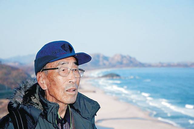 치매를 앓으시기 몇 년 전, 강원 고성 통일전망대에서 북녘 고향을 그리워하시던 아버지.