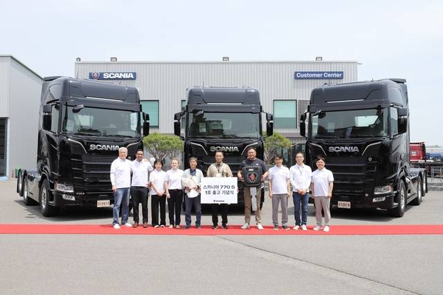 스카니아코리아의 최상위 모델인 ‘770 S’ 1호차가 공식 출고된 모습. 스카니아코리아 제공.