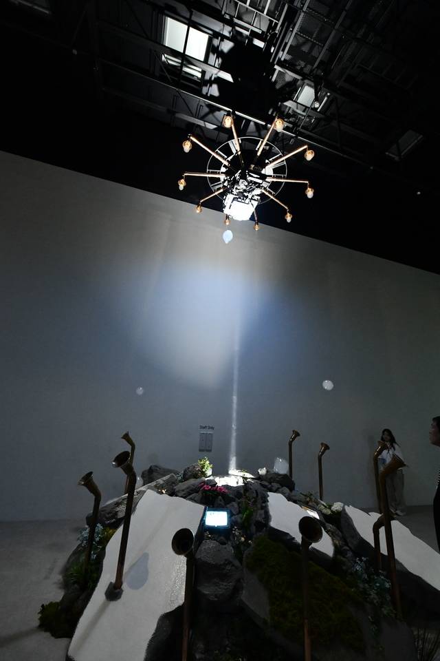 오사카 엑스포 한국관의 두 번째 공간 천장에 설치된 현대자동차의 수소 엔진.