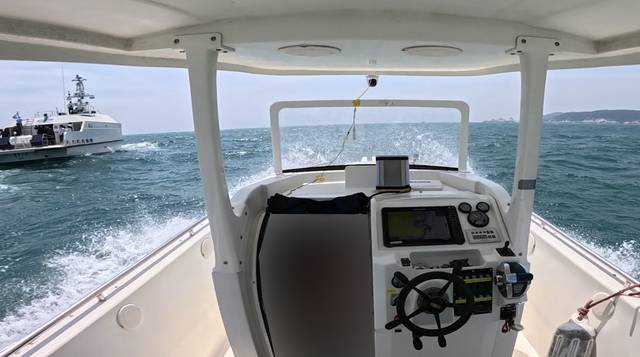 지난 13일 울산 일산항 인근 해상에서 진행된 해군 주관 ‘전ㆍ평시 상용 무인체계 작전 운용 가능성 검증훈련’에서 해상표적 정찰ㆍ감시 및 공격 임무를 맡은 소형 무인수상정(AURA)이 해상표적으로 설정된 해양누리호에 충돌 공격을 하기 위해 기동하고 있다. 해군 제공