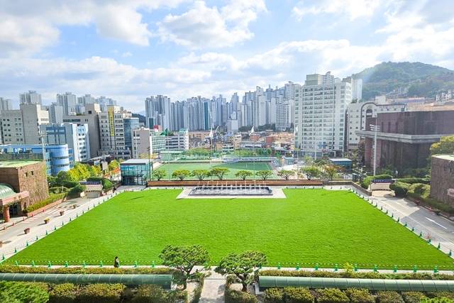 경기 광명시청 잔디광장 전경. 광명시청 제공