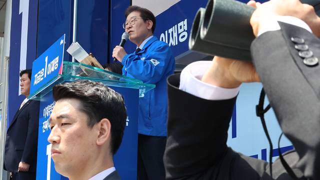 이재명 더불어민주당 대선 후보의 TK 지역 유세가 열린 13일 경북 구미시 구미역 광장에서 경호원들이 주위를 살피고 있다. 연합뉴스