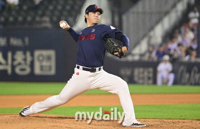 2024년 7월 3일 서울 잠실야구장에서 '2024 신한 SOL Bank KBO리그' 롯데 자이언츠와 두산 베어스의 경기가 열렸다. 롯데 이민석이 7회말 역투하고 있다./마이데일리