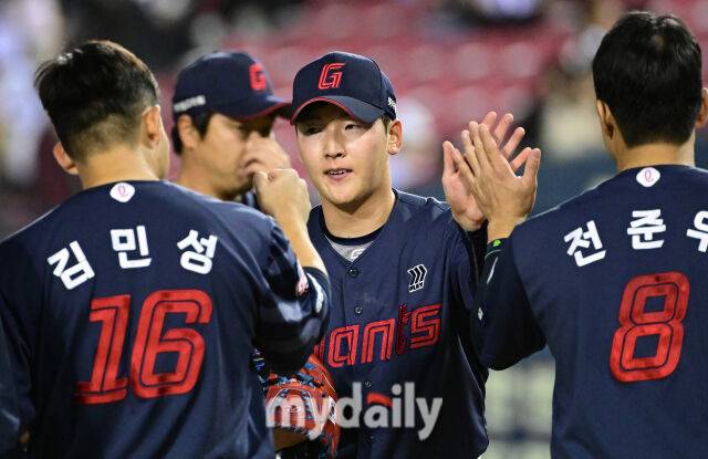 2024년 4월 18일 오후 서울 잠실야구장에서 '2024 신한 SOL Bank KBO리그' LG 트윈스와 두산 베어스의 경기가 열렸다. 롯데 최준용이 9-2로 승리하며 8연패 탈출에 성공한 뒤 기뻐하고 있다./마이데일리