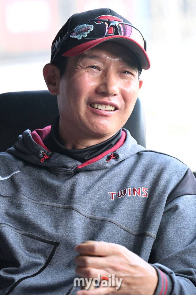 14일 서울 잠실야구장에서 열린 '2025 신한 SOL BANK KBO리그' 키움 히어로즈와 LG 트윈스 경기. LG 염경엽 감독이 경기 전 기자들과 인터뷰를 하며 미소를 짓고 있다./잠실=한혁승 기자
