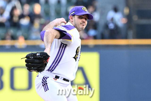 7일 서울 잠실야구장에서 열린 '2025 신한 SOL BANK KBO리그' LG 트윈스와 두산 베어스 경기. 두산 잭로그가 선발 투수로 마운드에 올라 힘차게 투구하고 있다./마이데일리