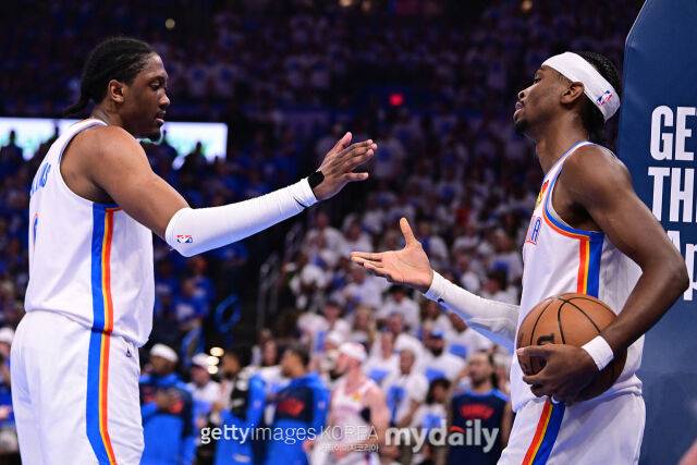 14일 덴버와 경기 후 승리를 거둔 후 윌리엄스(왼쪽)와 악수를 나누는 길저스-알렉산더. /게티이미지코리아