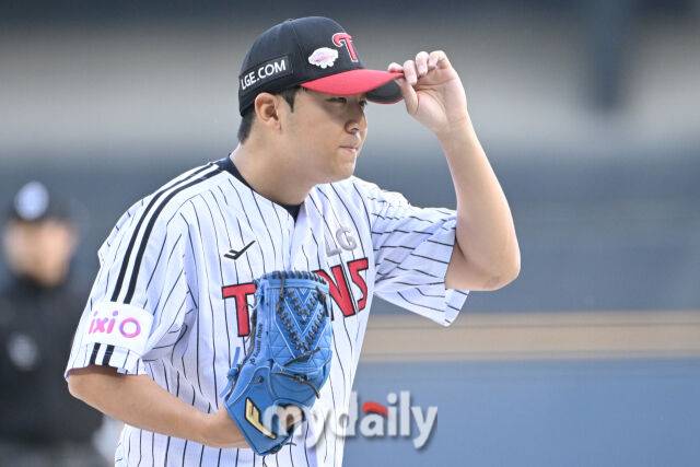 14일 서울 잠실야구장에서 열린 '2025 신한 SOL BANK KBO리그' 키움 히어로즈와 LG 트윈스 경기. LG 선발 송승기가 1회 수비를 마치고 더그아웃으로 들어서고 있다./잠실=한혁승 기자