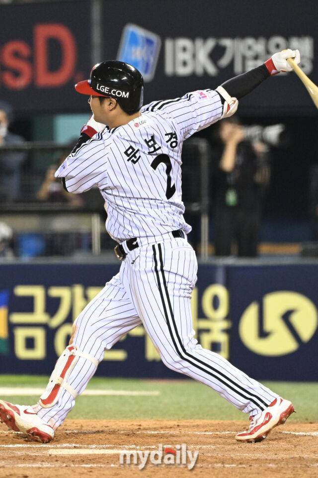 14일 서울 잠실야구장에서 열린 '2025 신한 SOL BANK KBO리그' 키움 히어로즈와 LG 트윈스 경기. LG 문보경이 6회말 2사에 2루타를 치고 있다. 문보경은 4타수 4안타(2루타 3개)를 기록했다./잠실=한혁승 기자