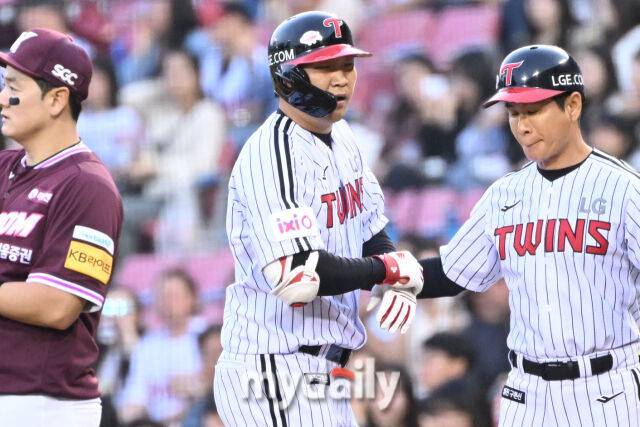 14일 서울 잠실야구장에서 열린 '2025 신한 SOL BANK KBO리그' 키움 히어로즈와 LG 트윈스 경기. LG 문보경이 2회말 첫 타자로 나와 안타를 친 뒤 출루했다./잠실=한혁승 기자