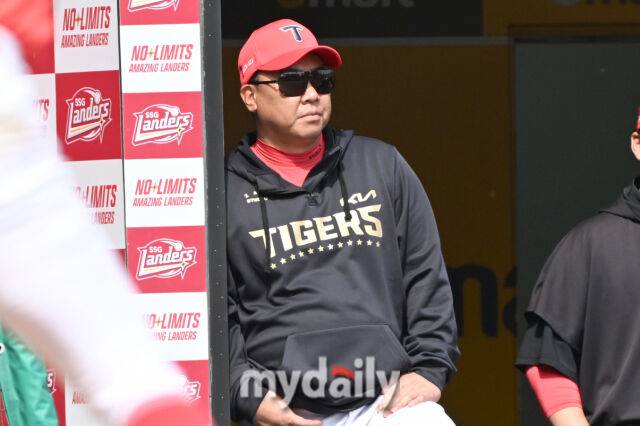 11일 인천 SSG랜더스필드에서 열린 '2025 신한 SOL BANK KBO리그' KIA 타이거즈와 SSG랜더스 경기. KIA 이범호 감독이 경기를 지켜보고 있다./마이데일리