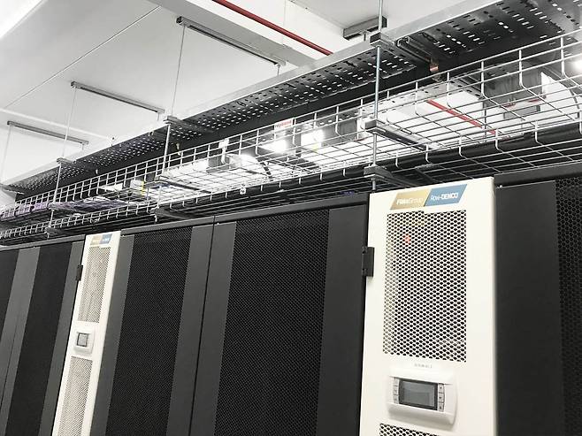 삼성전자가 3월 독일 프랑크푸르트에서 열린 냉난방공조 전시회 ‘ISH 2025’에서 선보인 B2B 전용 통합 연결 플랫폼 ‘스마트싱스 프로’(위쪽). 독일 공조기기 업체 플랙트가 영국 미드랜드 데이터센터에 구축한 냉방공조시스템 [삼성전자·플랙트 홈페이지 제공]