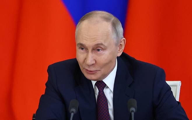 블라디미르 푸틴 러시아 대통령이 8일(현지시간) 러시아 모스크바 크렘린궁에서 시진핑 중국 국가주석과의 회담 후 기념식에서 연설하고 있다. [로이터]