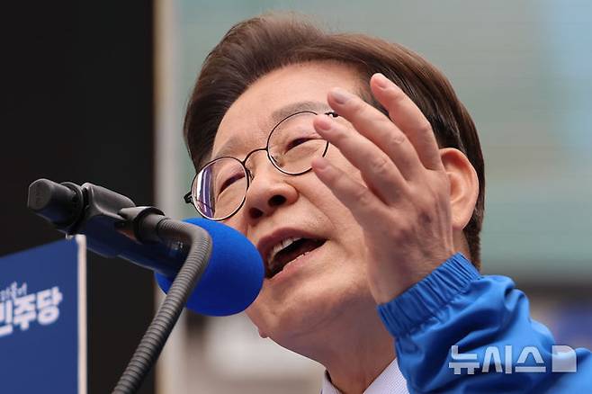 [대구=뉴시스] 권창회 기자 = 이재명 더불어민주당 대선 후보가 13일 대구 중구 동성로 광장에서 열린 집중유세에서 지지호소를 하고 있다. (공동취재) 2025.05.13. photo@newsis.com