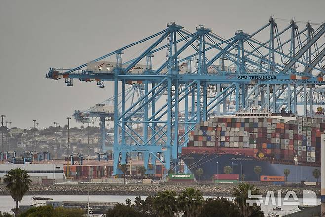 [로스앤젤레스=AP/뉴시스]미국 로스앤젤레스(LA) 항구에 지난 15일 한 컨테이너선이 정박해 있다. 2025.04.28.