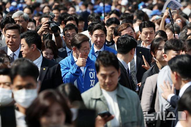 [화성=뉴시스] 조성우 기자 = 이재명 더불어민주당 대선후보가 제21대 대통령선거 공식 선거운동이 시작된 12일 경기 화성시 동탄 센트럴파크 음악분수중앙광장에서 열린 집중유세에 경호를 받으며 입장하고 있다. 2025.05.12. xconfind@newsis.com