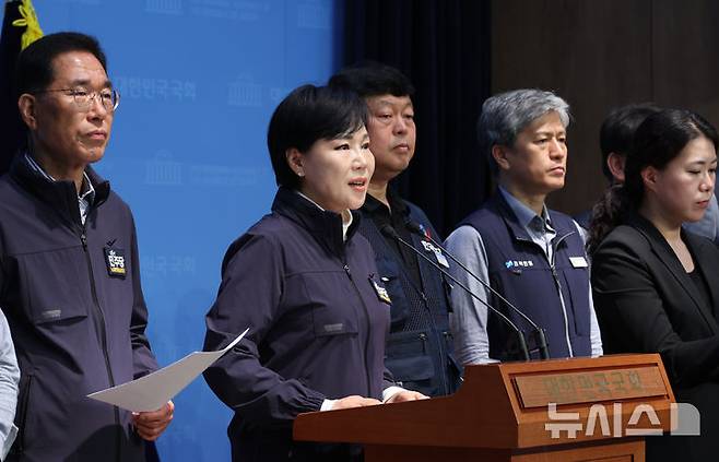 [서울=뉴시스] 조성봉 기자 = 전현희 더불어민주당 의원이 13일 오전 서울 여의도 국회 소통관에서 열린 더불어민주당 진짜 대한민국! 선대위 노동존중선거대책위 출범 기자회견에서 발언을 하고 있다. 2025.05.13.  suncho21@newsis.com