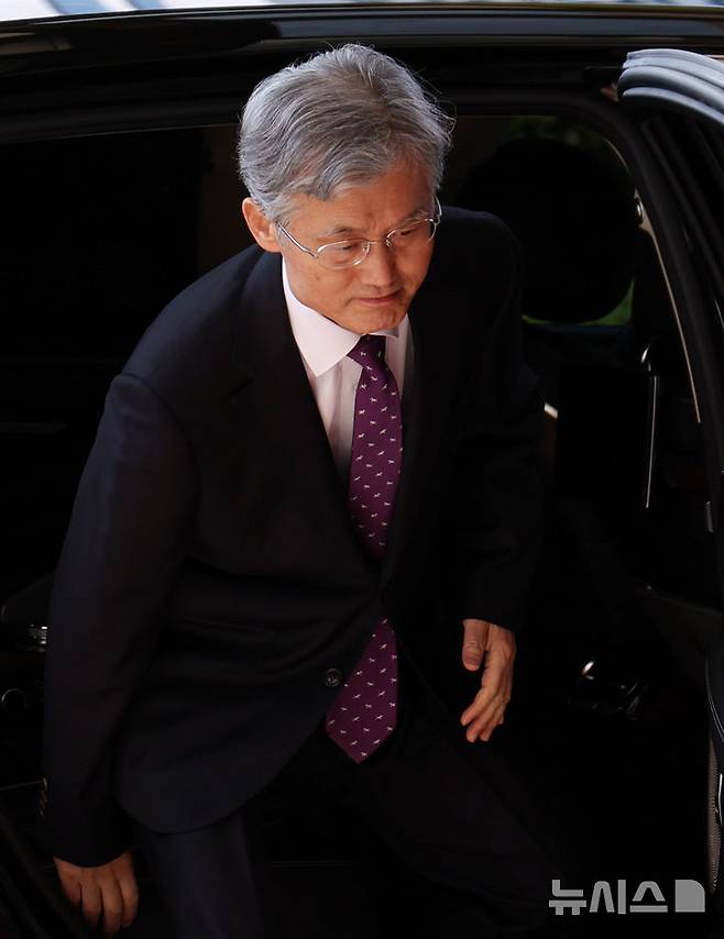 [서울=뉴시스] 추상철 기자 = 조희대 대법원장이 14일 오전 서울 서초구 대법원으로 출근하고 있다. 이날 조희대 대법원장과 대법관 등은  국회 법제사법위원회의 '조희대 대법원장 등 사법부의 대선개입 의혹 진상규명 청문회'에 증인으로 채택 됐으나 불출석 사유서를 제출했다. 2025.05.14. scchoo@newsis.com