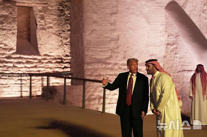 [리야드=AP/뉴시스] 도널드 트럼프(왼쪽) 미국 대통령과 무함마드 빈 살만 사우디아라비아 왕세자가 13일(현지시각) 유네스코 세계문화유산인 세계 최대 진흙 벽돌 도시 '앗 투라이프' 지역을 둘러보고 있다. 2025.05.14.