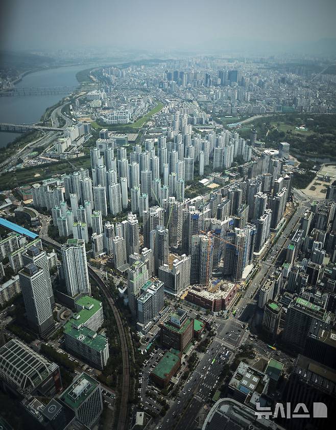 [서울=뉴시스] 정병혁 기자 = 4월 민간아파트 공급 물량이 전월 대비 2배 이상으로 늘고 1순위 청약경쟁률도 소폭 상승한 것으로 나타났다.2025년 4월 전국 아파트 분양 물량은 1만3262가구로 집계됐다. 3월(5656가구)과 비교해 134% 증가한 것으로, 1분기(1~3월) 전체 공급 물량(1만2857가구)보다 많았다. 사진은 13일 서울 송파구 롯데월드타워 전망대 서울스카이에서 바라본 서울시내 아파트. 2025.05.13. jhope@newsis.com