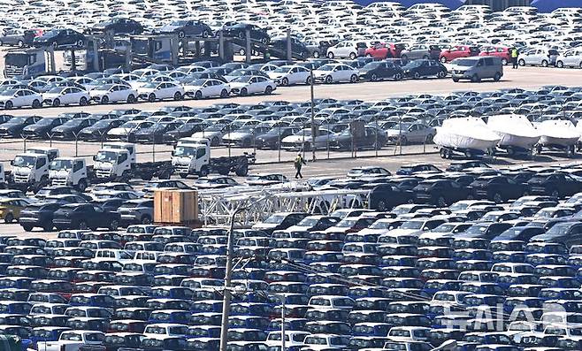 [평택=뉴시스] 김종택 기자 = 도널드 트럼프 미국 대통령이 수입산 자동차와 부품에 부과하는 관세를 완화할 전망이다.트럼프는 외국산 완성차에 부과한 25% 관세 외에 철강·알루미늄 등 다른 품목에 대한 관세가 중복 부과되지 않도록 조정할 계획으로 알려졌다. 29일 경기 평택항 자동차 전용부두에 선적을 기다리는 수출용 차량이 세워져 있다. 2025.04.29. jtk@newsis.com