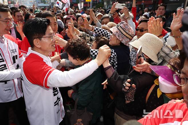 [진주=뉴시스] 고승민 기자 = 김문수 국민의힘 대선 후보가 14일 경남 진주광미사거리에서 유세를 하기 전 지지자들과 인사를 하고 있다. 2025.05.14. kkssmm99@newsis.com