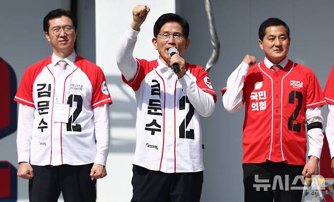 [진주=뉴시스] 고승민 기자 = 김문수 국민의힘 대선 후보가 14일 경남 진주광미사거리에서 유세를 하고 있다. (공동취재) 2025.05.14. photo@newsis.com