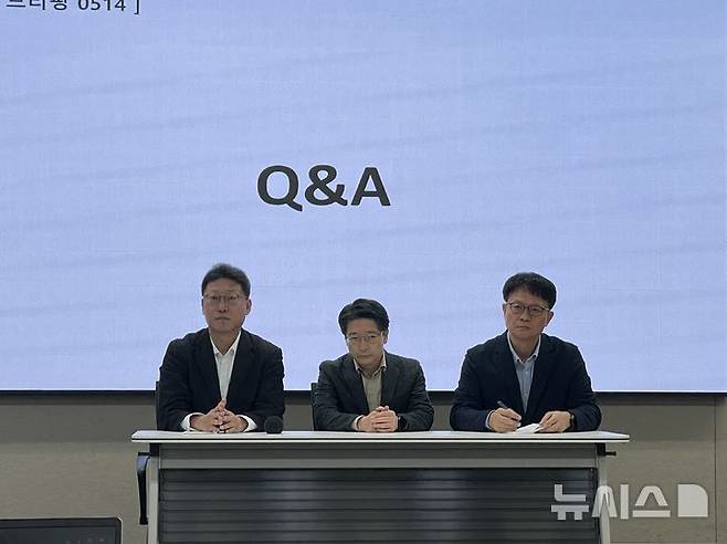 [서울=뉴시스] 이주영 수습 기자 = SK텔레콤이 14일 오전 서울 중구 삼화빌딩에서 열린 일일브리핑에서 유심 해킹 사고 이후 현황을 발표했다. 사진은 김희섭 PR센터장(왼쪽), 임봉호 MNO사업부장, 류정환 네트워크인프라센터장이 질의응답하는 모습 1025.05.14. zoo@newsis.com