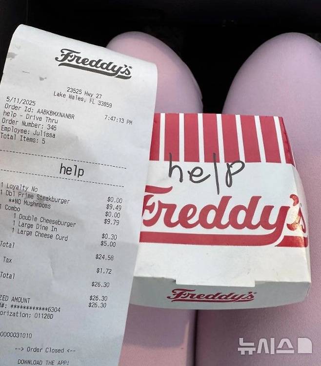 [서울=뉴시스] 미국의 한 패스트푸드점에서 햄버거를 주문한 여성이 포장지와 영수증에 적힌 '도와주세요(help)' 메시지를 보고 경찰에 신고했지만, 직원의 장난이었던 것으로 밝혀졌다. (사진=뉴욕포스트, 온라인 커뮤니티 '레딧')