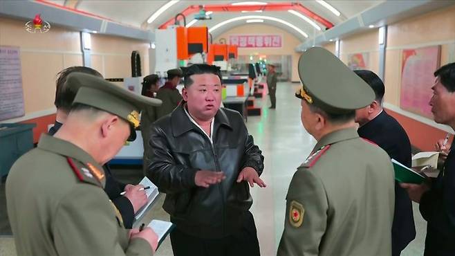 [서울=뉴시스] 김정은 북한 국무위원장이 제2경제위원회 산하 중요 군수기업소들을 현지지도하며 포탄생산 및 기계공업부문 실태를 점검했다고 조선중앙TV가 7일 보도했다. (사진=조선중앙TV 캡처) 2025.05.14. photo@newsis.com *재판매 및 DB 금지