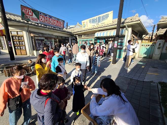 [울산=뉴시스] 방문객들의 발길이 이어지는 울산 장생포 고래문화마을 내 장생포옛마을. (사진=고래문화재단 제공) photo@newsis.com *재판매 및 DB 금지