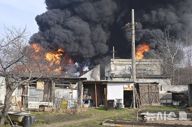 [오데사=AP/뉴시스] 러시아가 최근 우크라이나를 공격한 데 사용한 미사일에 한미일 등의 부품이 탑재돼 있었다고 13일(현지 시간) 영국 일간 텔레그래프가 보도했다. 사진은 지난 3월 11일(현지 시간) 우크라이나 오데사에 있는 가옥들이 러시아군의 드론 공격으로 불타고 있는 모습. 2025.05.14.