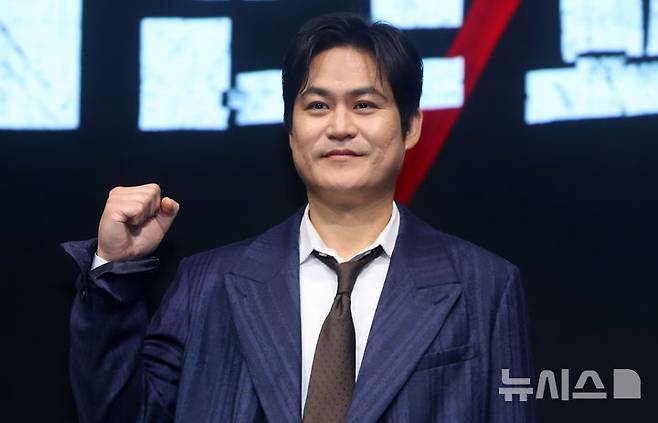 [서울=뉴시스] 김혜진 기자 = 배우 김성균이 14일 오전 서울 종로구 JW메리어트 동대문에서 열린 디즈니+ 오리지널 시리즈 '나인 퍼즐' 제작발표회에서 포즈를 취하고 있다. 2025.05.14. jini@newsis.com