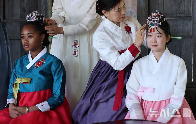 [경산=뉴시스] 이무열 기자 = 성년의 날을 앞둔 14일 경북 경산시 영남대학교 민속촌 구계서원에서 열린 관례·계례 행사에서 외국인 유학생들이 한국 전통 성년식을 치르고 있다. 2025.05.14. lmy@newsis.com