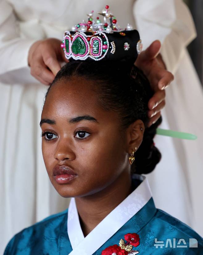 [경산=뉴시스] 이무열 기자 = 성년의 날을 앞둔 14일 경북 경산시 영남대학교 민속촌 구계서원에서 열린 관례·계례 행사에서 외국인 유학생들이 한국 전통 성년식을 치르고 있다. 2025.05.14. lmy@newsis.com