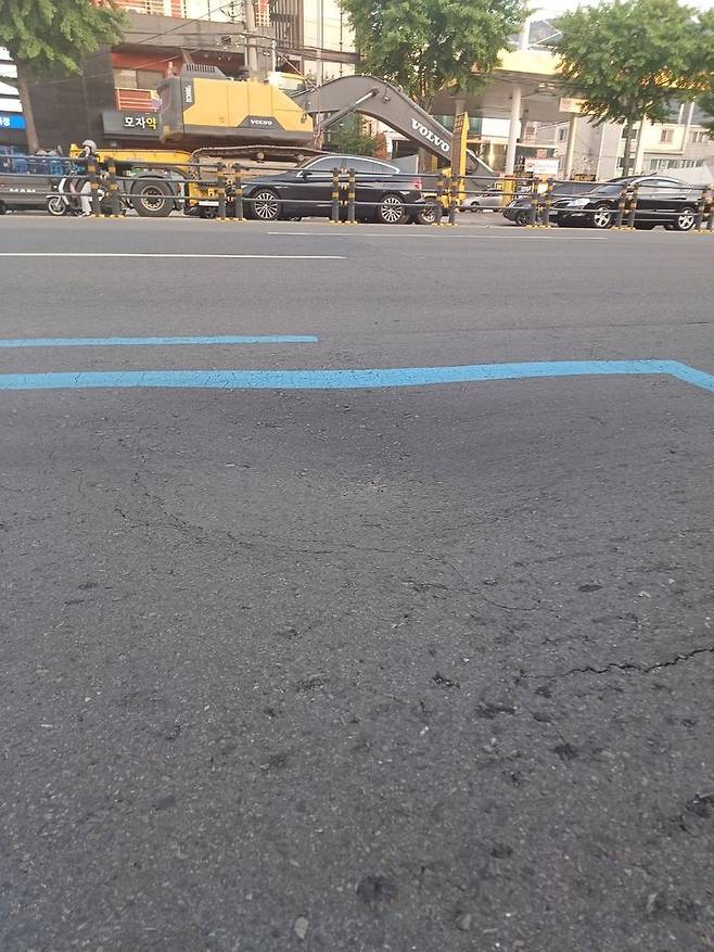 [대구=뉴시스] 대구 남구에서 나타난 도로 침하 현상으로 오토바이를 몰던 60대가 넘어져 다치는 사고가 발생해 지자체가 도로를 긴급 복구했다. (사진=대구시 남구 제공) 2025.05.14. photo@newsis.com  *재판매 및 DB 금지