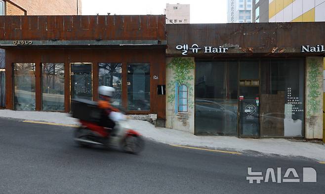 [서울=뉴시스] 황준선 기자 =지난 3월 10일 서울 서대문구 이대입구역 인근 상가가 공실로 방치돼 있다. (사진은 기사와 직접 관련이 없습니다.) 2025.03.10. hwang@newsis.com