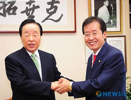 【서울=뉴시스】 홍준표 한나라당 원내대표 내정자가 27일 오후 서울 상도동 김영삼 전 대통령 자택을 예방 악수를 하고 있다.  /임영주기자 dasee@newsis.com