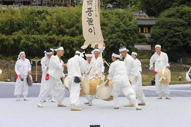 [밀양=뉴시스] 밀양백중놀이 공연 오북춤. (사진=밀양시 제공) 2025.05.14. photo@newsis.com *재판매 및 DB 금지